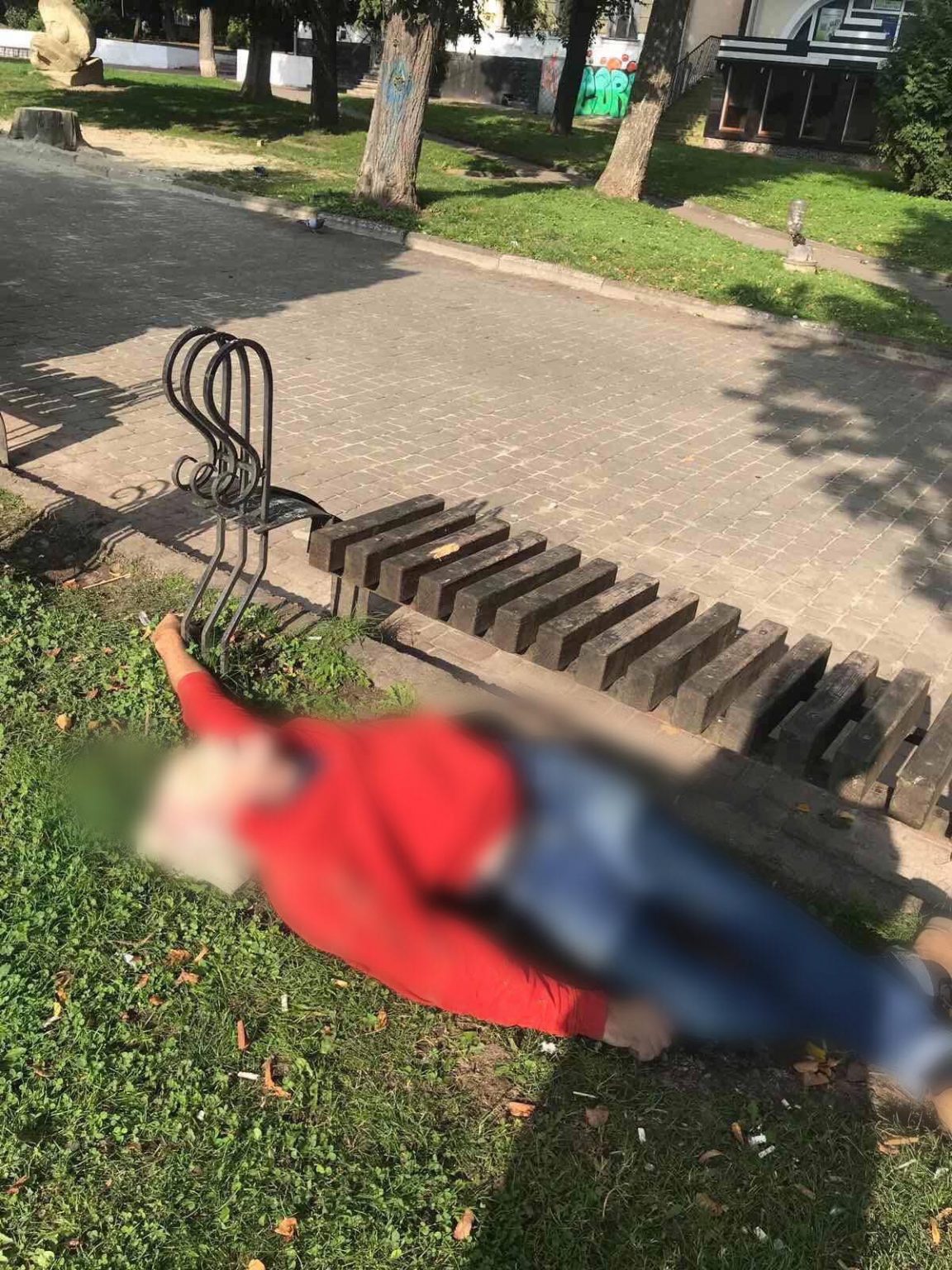 Поряд гралися діти: у центрі Калуша кілька годин пролежав труп чоловіка