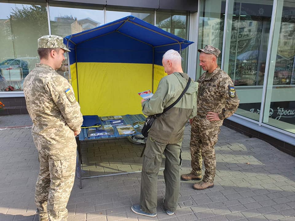 Прикарпатців запрошують на військову службу і обіцяють високу зарплатню