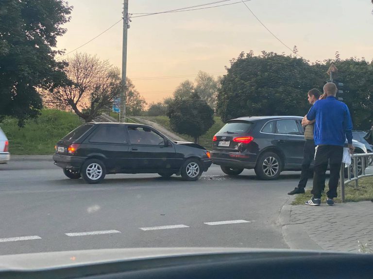 У Франківську на Набережній ДТП. Очевидці попереджають про затори ФОТО