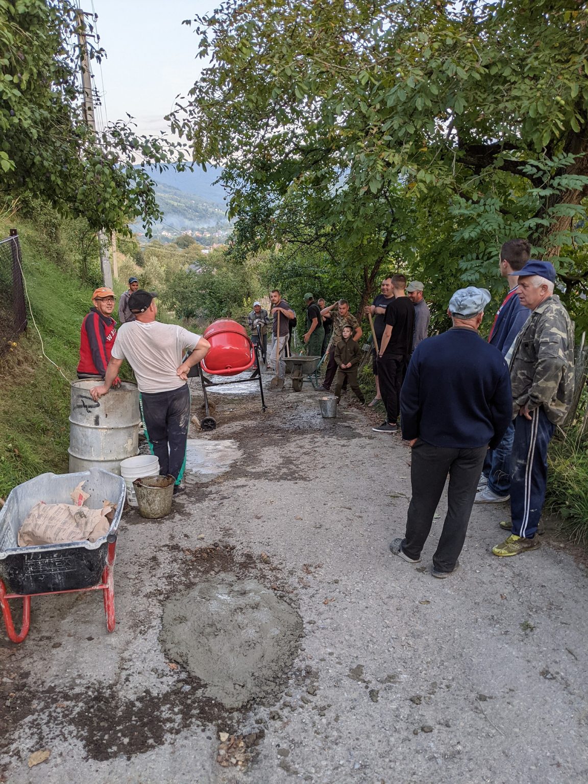 Поблизу Яремче небайдужі мешканці вирішили самотужки відремонтувати дорогу ФОТО