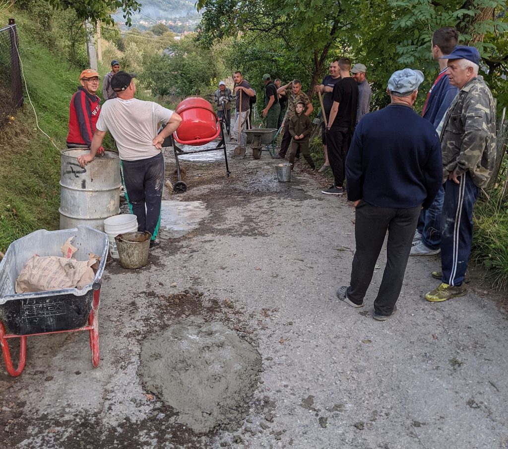 Поблизу Яремче небайдужі мешканці вирішили самотужки відремонтувати дорогу ФОТО