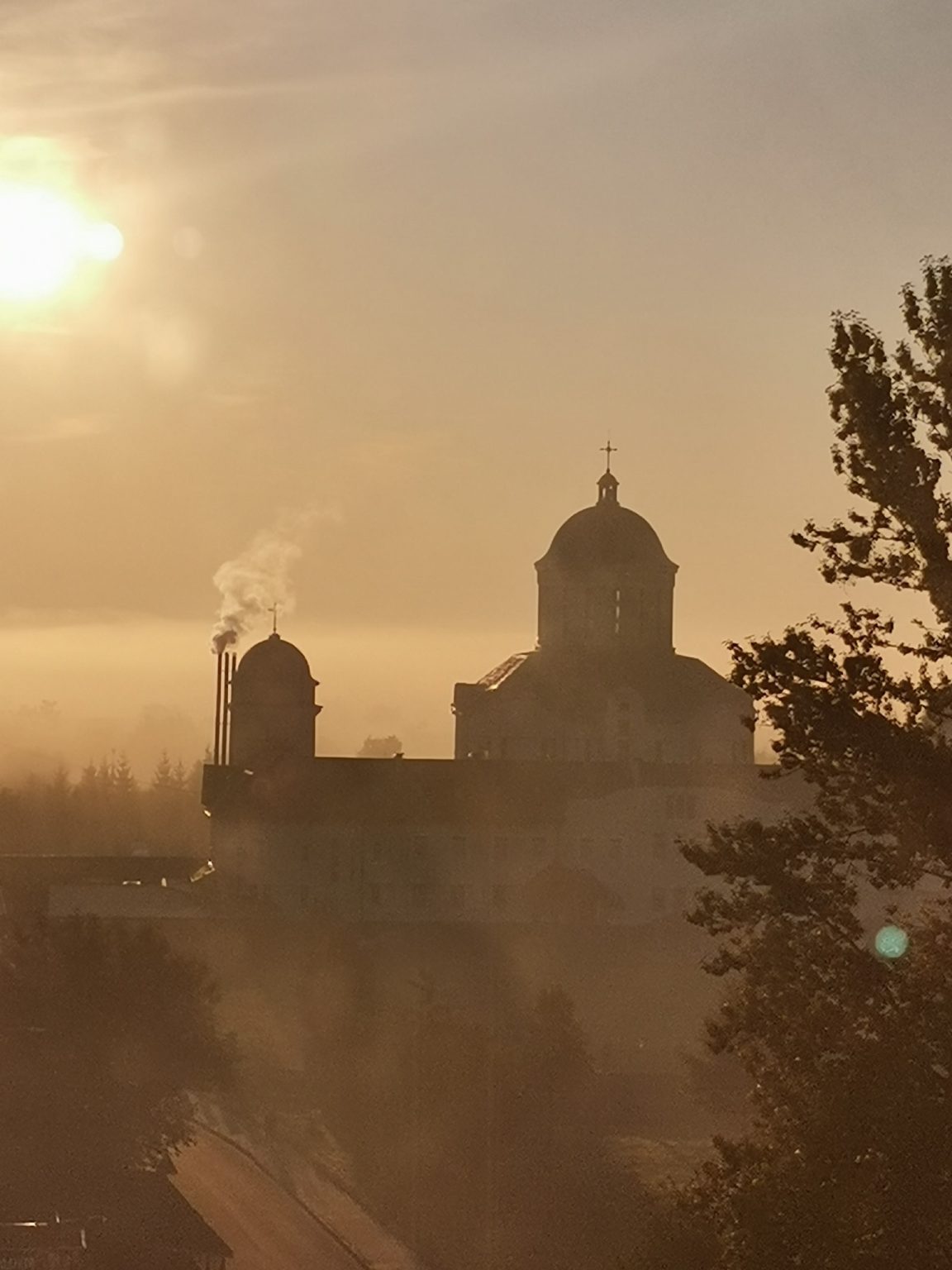 Франківці скаржаться на викиди з місцевого монастиря ВІДЕО