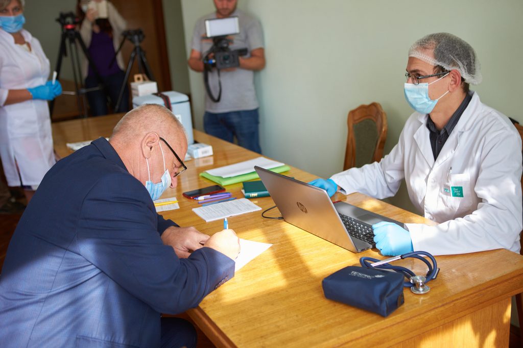вакцинувалися