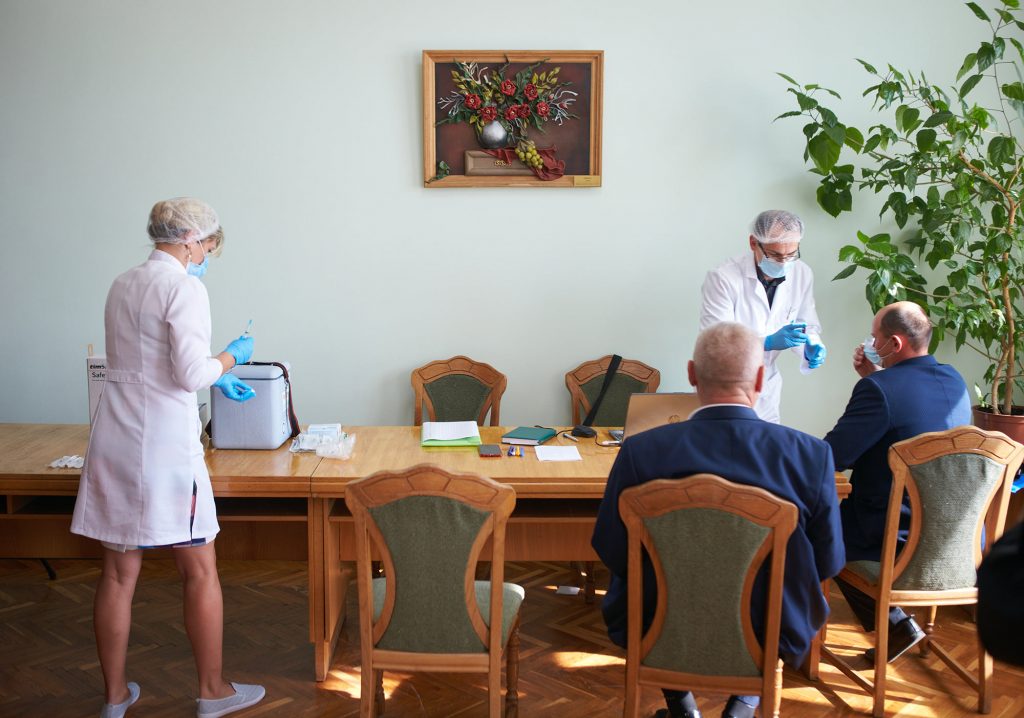 вакцинувалися