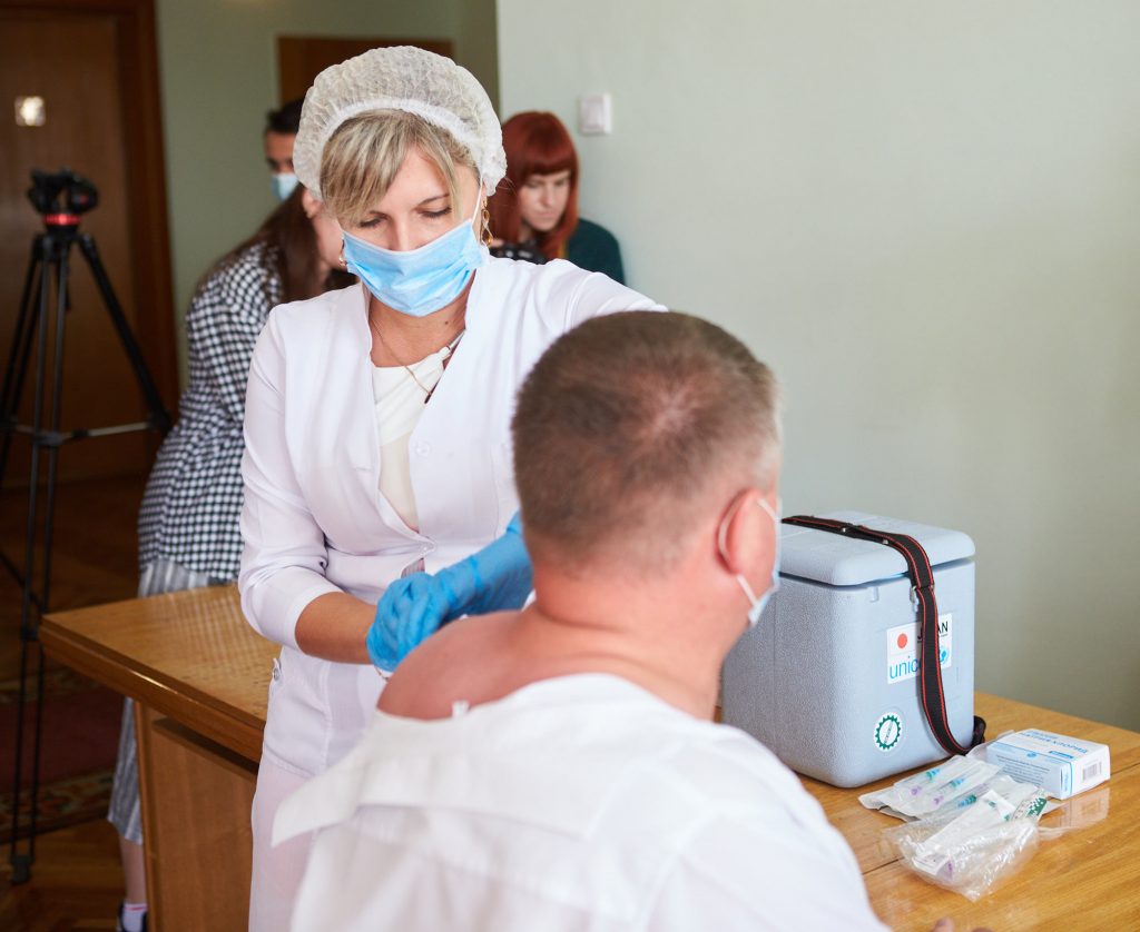 вакцинувалися