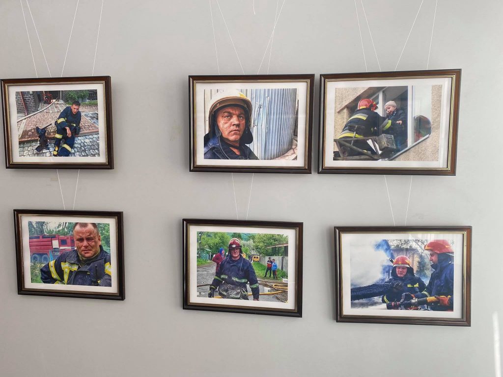 У Франківську до дня рятівника відкрили фотовиставку "Ми поруч" ФОТО