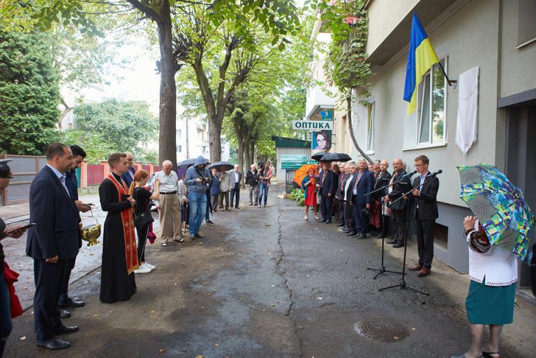 В Івано-Франківську відкрили анотаційну дошку хірургу Василю Сенютовичу ФОТО