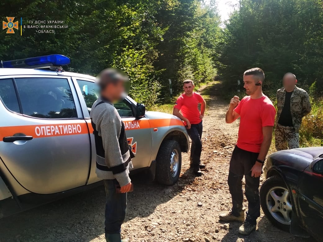 Прикарпатські рятувальники двічі надавали допомогу заблукалим грибникам