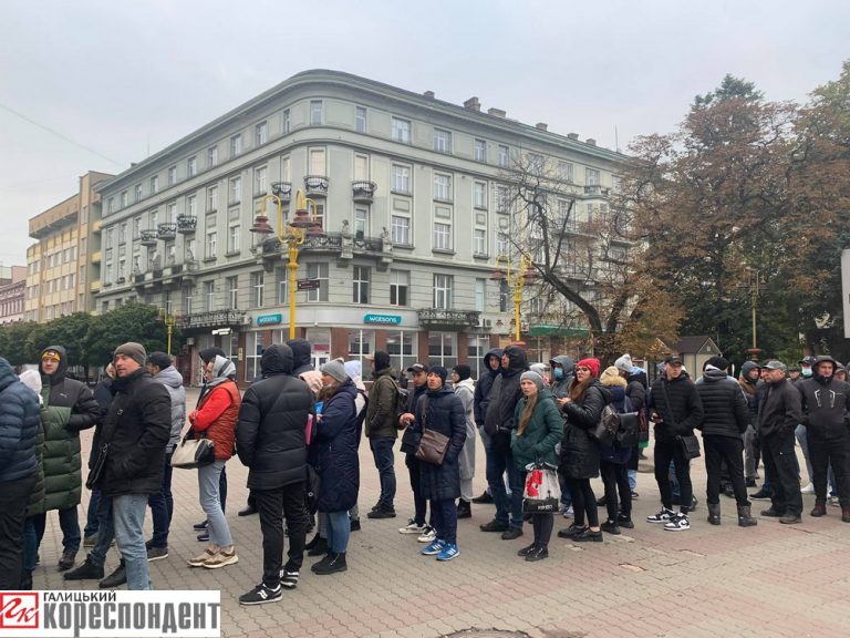 Сотні франківців всю ніч стояли в черзі під ЦНАПом, аби зареєструвати дитину у садок ФОТО