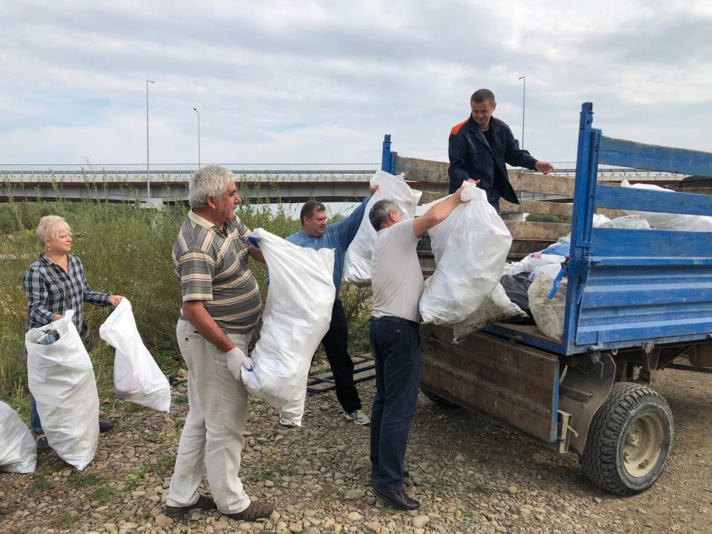 Активісти зібрали понад 40 мішків сміття на берегах Бистриці Солотвинської ФОТО