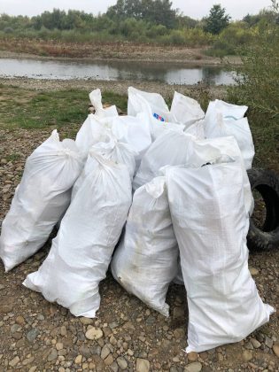З берегів Бистриці Солотвинської активісти прибрали 40 мішків сміття ФОТОРЕПОРТАЖ