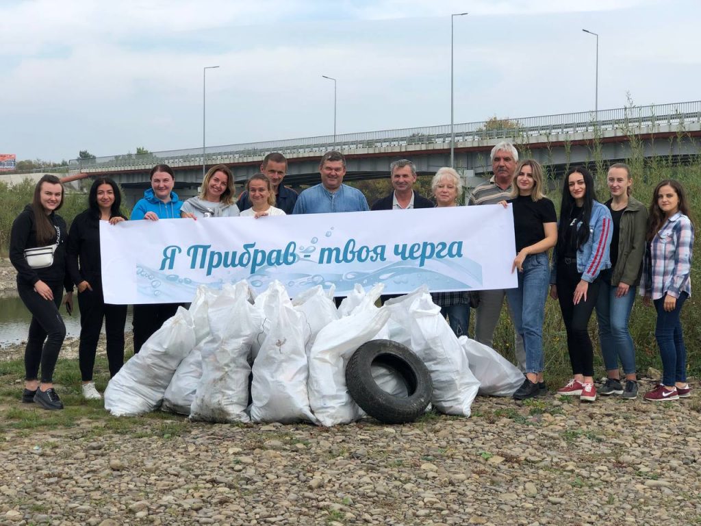 Активісти зібрали понад 40 мішків сміття на берегах Бистриці Солотвинської ФОТО