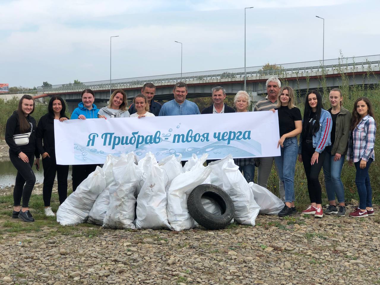 Активісти зібрали понад 40 мішків сміття на берегах Бистриці Солотвинської ФОТО