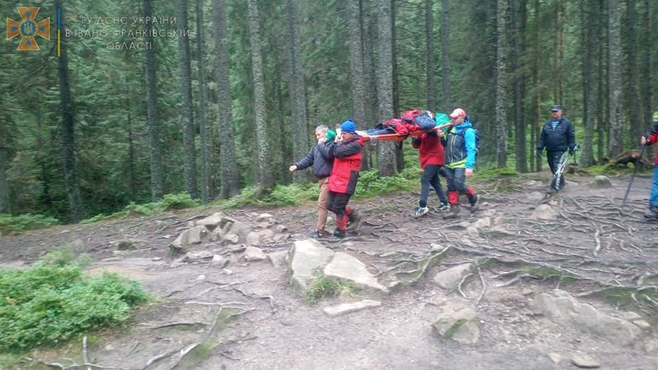 Рятувальники знесли з Говерли жінку, котра травмувала ногу ФОТО