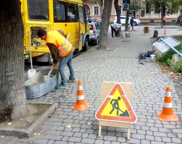 Нові знаки, розмітка і спеціальні антикишені: на одній із вулиць Франківська впорядковують дорожний рух ФОТО