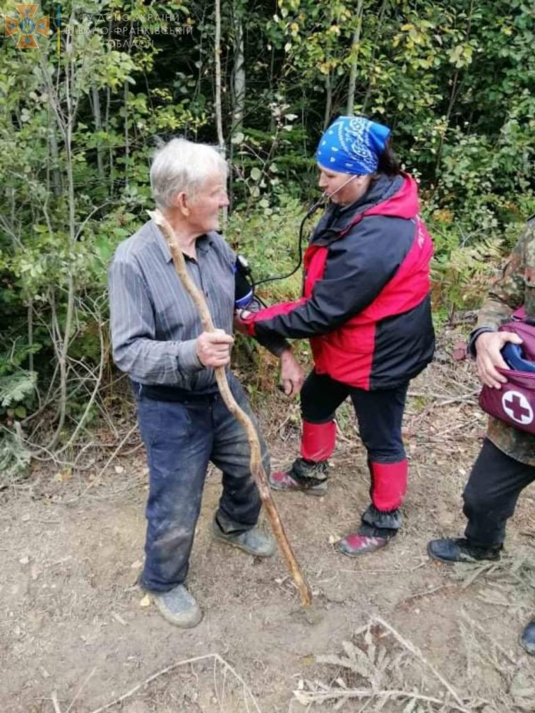 На Франківщині знайшли літнього чоловіка, котрий пішов по гриби та заблукав ФОТО
