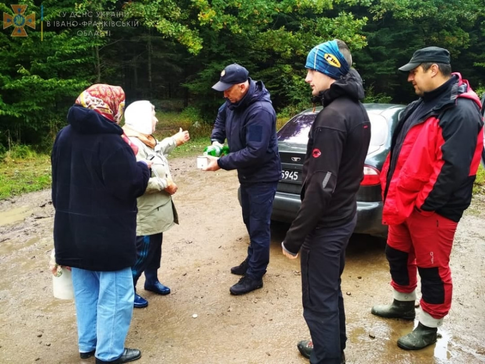 Рятувальники знайшли франківську, яка заблукала в лісі, збираючи гриби ФОТО