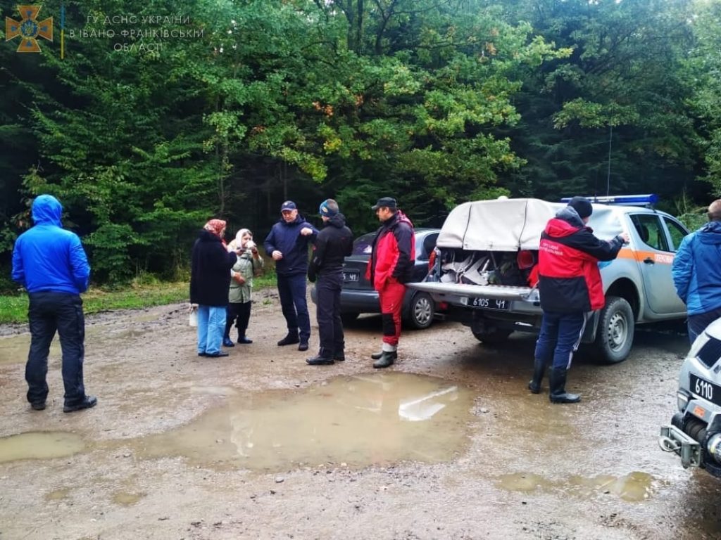 Рятувальники знайшли франківську, яка заблукала в лісі, збираючи гриби ФОТО