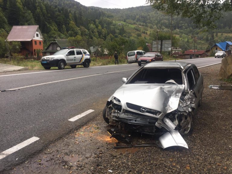 У жахливій автотрощі неподалік Яремче постраждало троє людей ФОТО