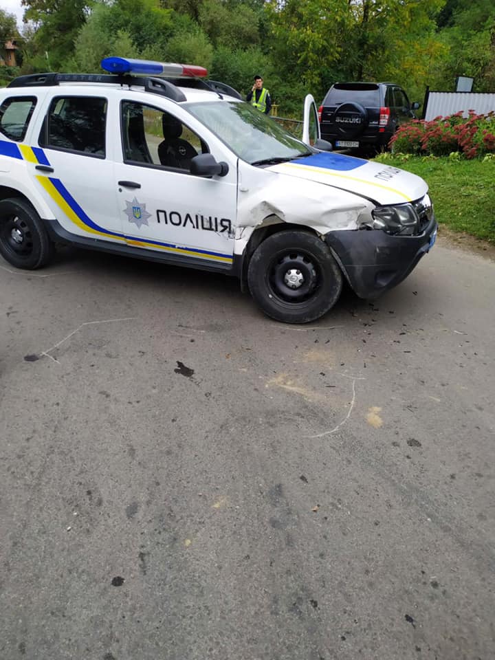 На Прикарпатті поліцейськй автомобіль зіткнувся з позашляховиком ФОТО