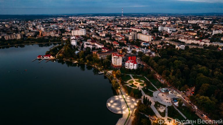 Краса неймовірна: франківський фотограф показав, як виглядає осінній вечір на міському озері ФОТО