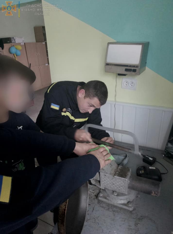 У Франківську рятувальники допомогли хлопцю, палець якого застряг в конструкції сковорідки ФОТО
