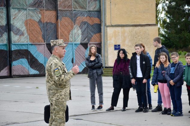 Юні франківці побували на військовому аеродромі тактичної авіації, коли там проходили польоти ФОТО