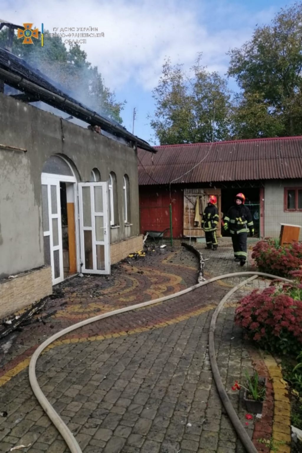 Прикарпатські вогнеборці ліквідували пожежу покрівлі житлового будинку