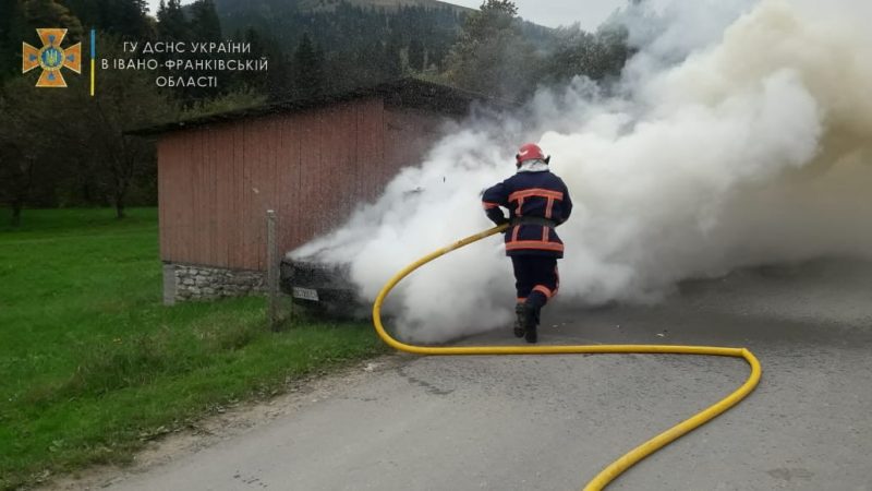 У Верховині посеред дороги загорівся легковик ФОТО