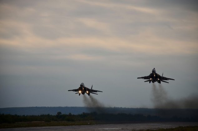 Юні франківці побували на військовому аеродромі тактичної авіації, коли там проходили польоти ФОТО