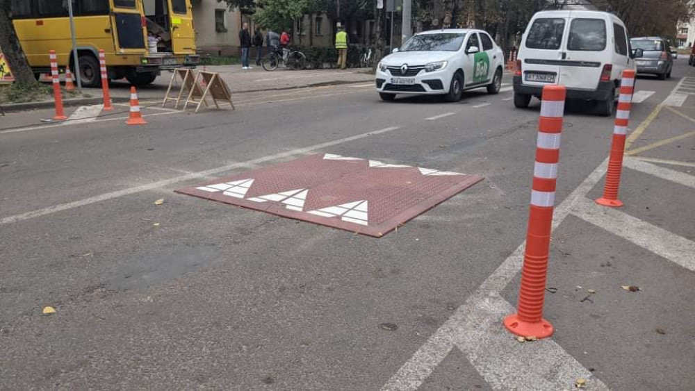 На Північному бульварі у Франківську встановили перші "берлінські подушки" ФОТО та ВІДЕО