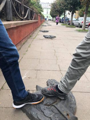 Декомунізація в дії: у Коломиї активісти влаштували "зорепад" та вимагають реконструкції "площі Скорботи" ФОТО