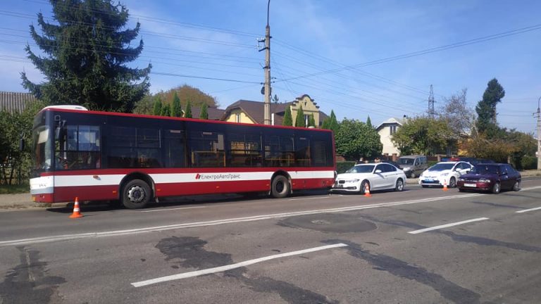 У Франківську "БМВ" влетіло у комунальний автобус ФОТО