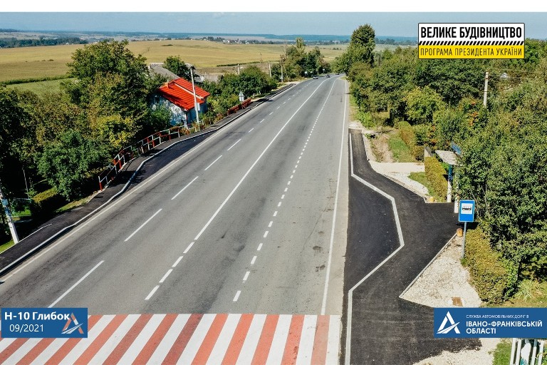 Уздовж прикарпатських доріг взялися упорядковувати узбіччя ФОТО