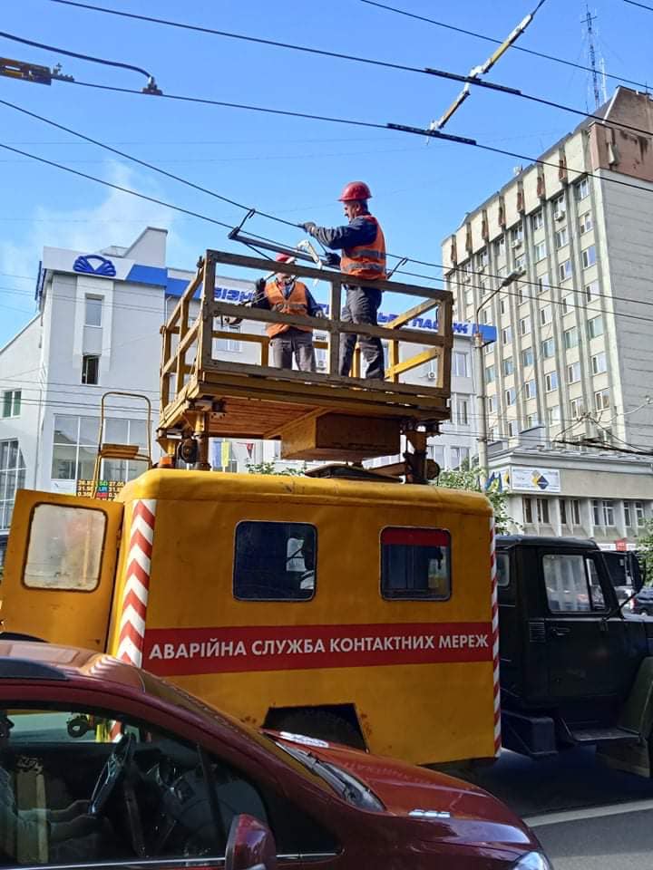 На початку вулиці Бандери проклали нову тролейбусну лінію ФОТО