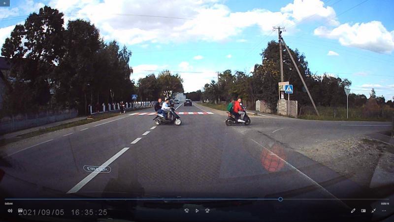 В передмісті Івано-Франківська, два скутера із неповнолітніми, ледь не опинилися під колесами автомобіля