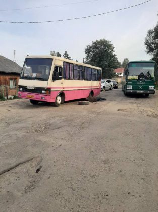 Через жахливий стан дорожнього покриття, автобусові із дітьми, який їхав через Болехів, відірвало задні колеса ФОТО