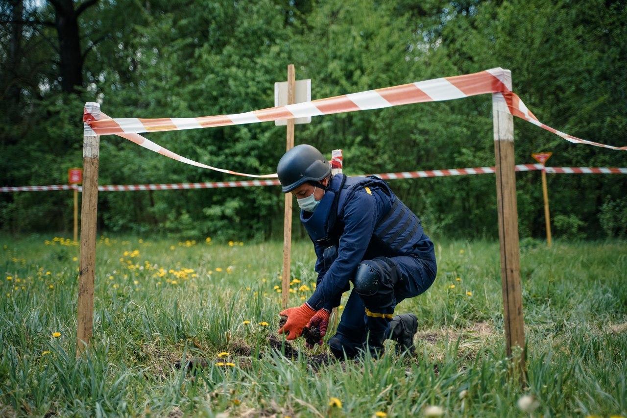 На Коломийщині піротехніки виявили чималий склад боєприпасів