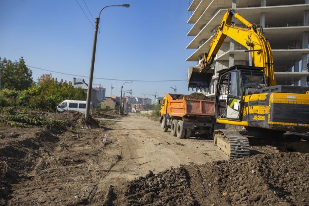 У Франківську ремонтують стару "бетонку" на Надрічній - після цього вона стане односторонньою ФОТО