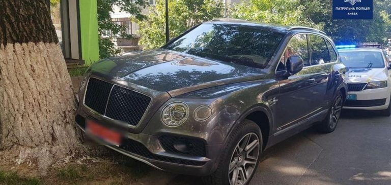 На Прикарпатті водій на елітному "Bentley" протаранив дерево