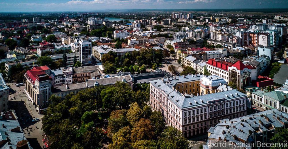 Як виглядає Івано-Франківськ на початку осені із висоти пташиного польоту