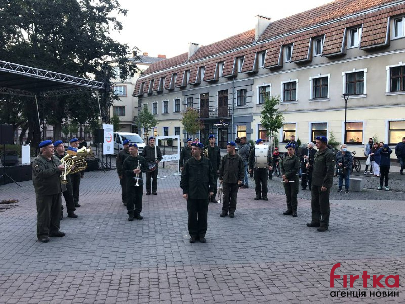 На_шапку: за вечір благодійникам вдалось зібрати більш як одинадцять тисяч