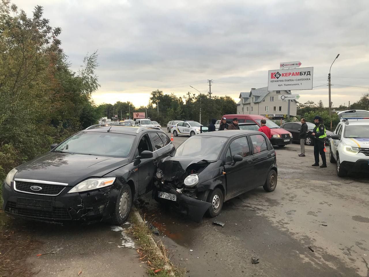 Винуватець втік: у поліції розповіли деталі ранкової ДТП на Надрічній ФОТО