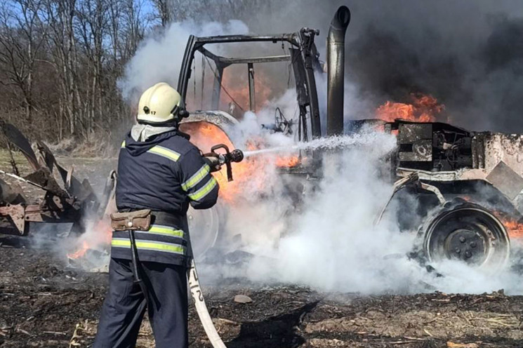 На Франківщині горів трактор та житлова квартира