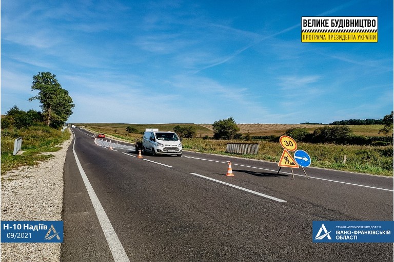 На Франківщині впорядковують узбіччя та пішохідні зони