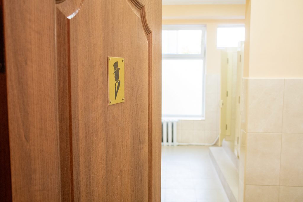В одному із франківських ліцеїв вперше за 34 роки відремонтували вбиральні ФОТО