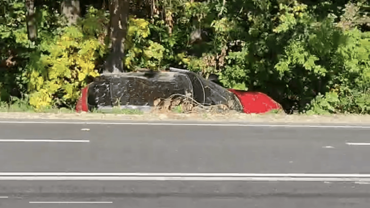 Неподалік села Павлівка Range Rover злетів з дороги в кювет ВІДЕО