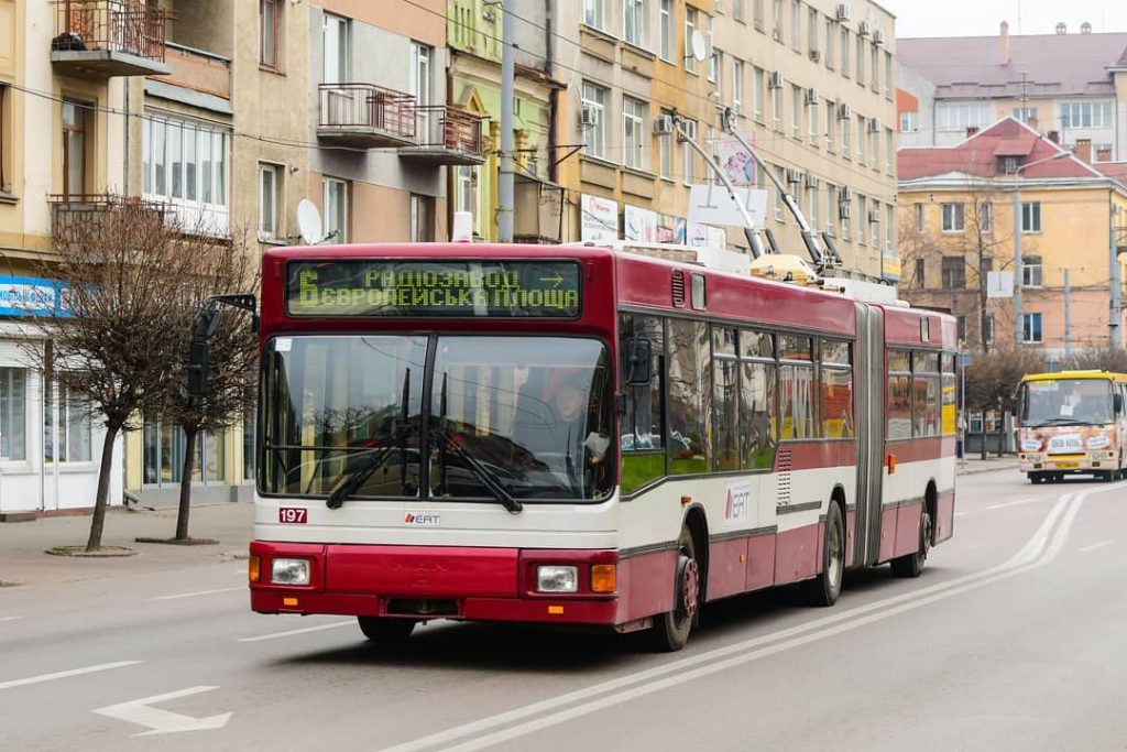 У Франківську через затори декілька тролейбусів змінили рух