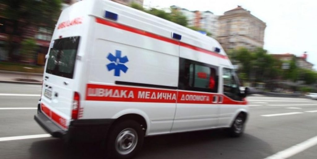 На Прикарпатті автомобль наїхав на пішохода. Останнього забрала швидка
