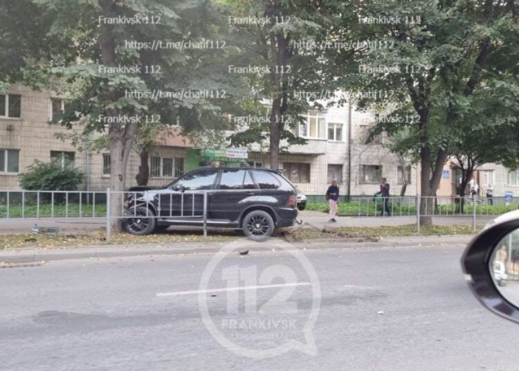 У Франківську БМВ влетіло у дерево ФОТОФАКТ